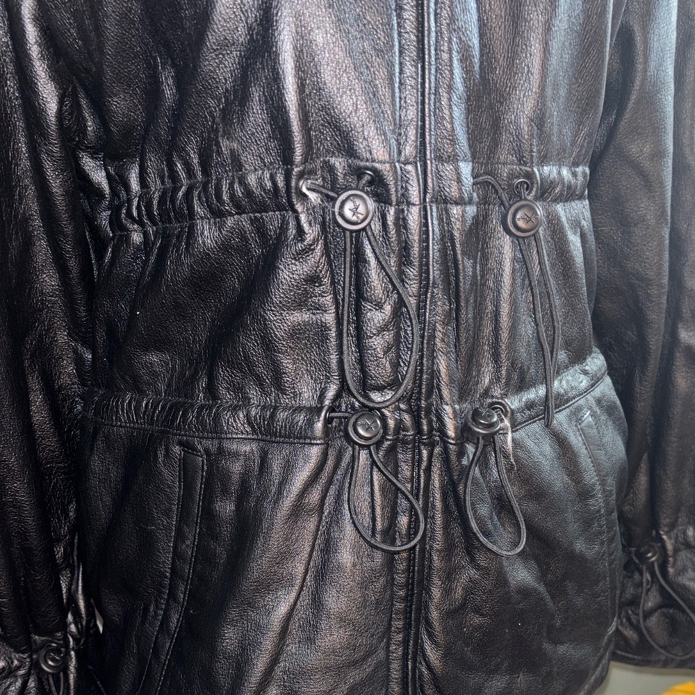 Vintage Wilson’s leather jacket with cute detailing and timeless look - Picture 3 of 14